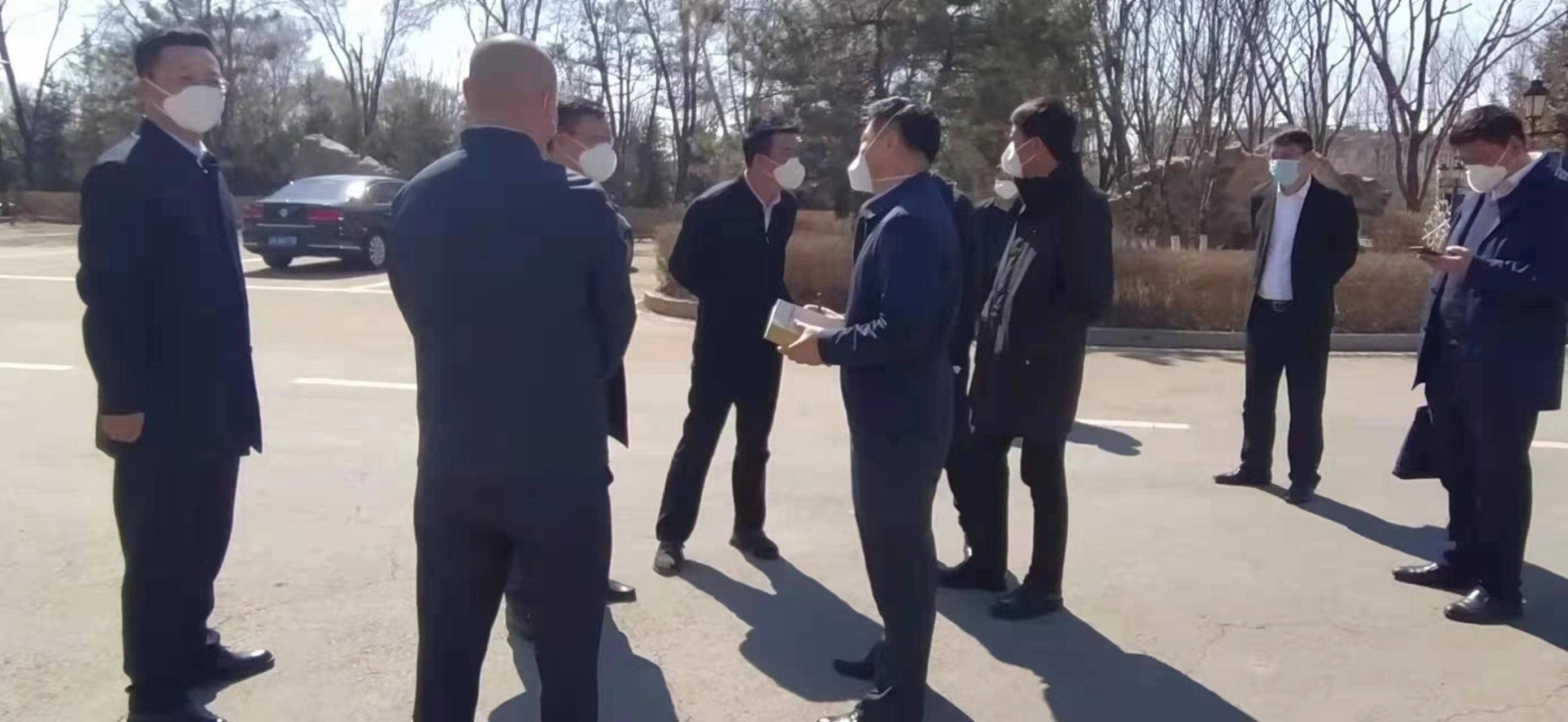 8.張志軍書記一行與酒店公司疫情防控相關(guān)工作人員進行交流.jpg 8.張志軍書記一行與酒店公司疫情防控相關(guān)工作人員進行交流.jpg